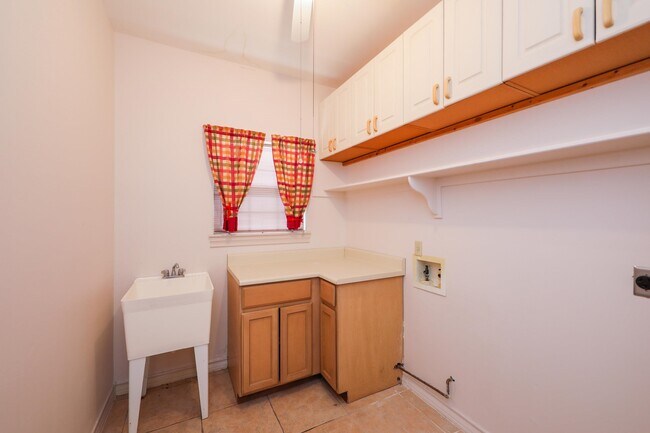 Building Photo - 342 St Julien Dr