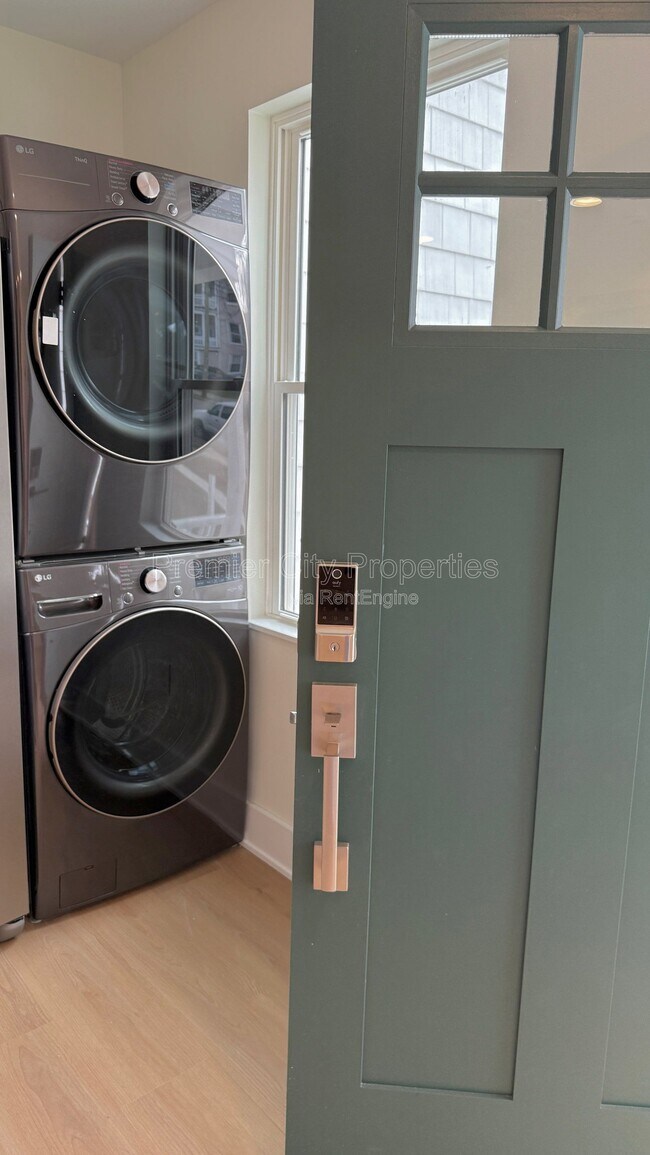 Building Photo - 240 Mcgregor Ave