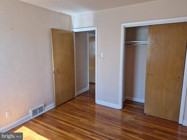 Building Photo - 7254 Mansfield Ave