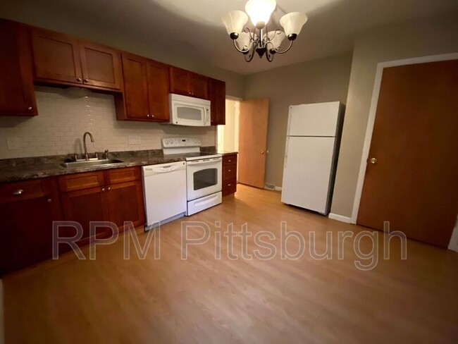 Building Photo - 27 5th St