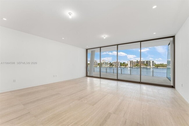 Building Photo - 5 Grove Isle Dr