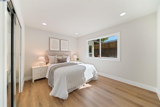 Building Photo - 3613 Perada Dr