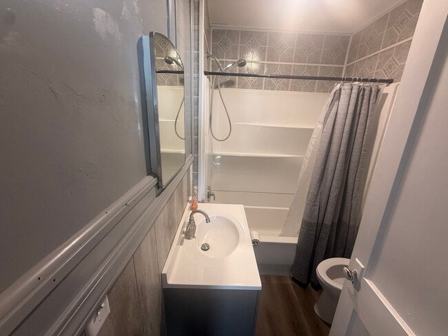 Building Photo - 307 S Locust St