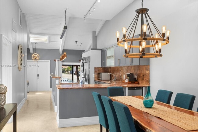 Building Photo - 2665 Parkview Dr S