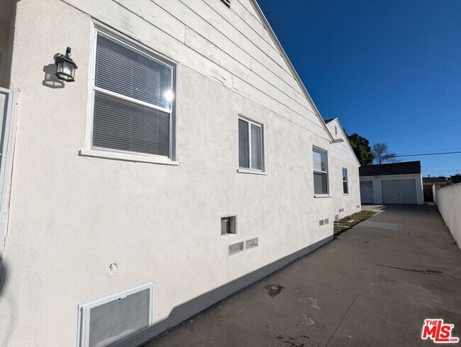 Building Photo - 6208 S Fairfax Ave