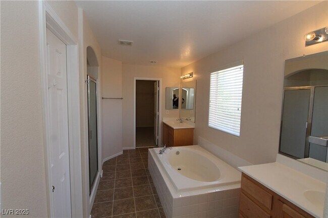 Building Photo - 2586 Highland Cliff Dr