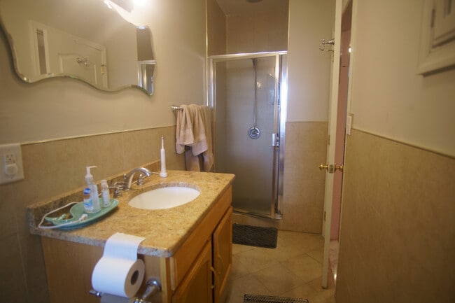 Building Photo - 609 N 34th St