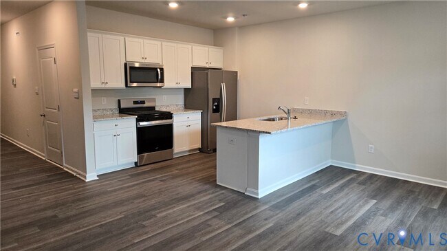 Building Photo - 6013 Banyan Ln