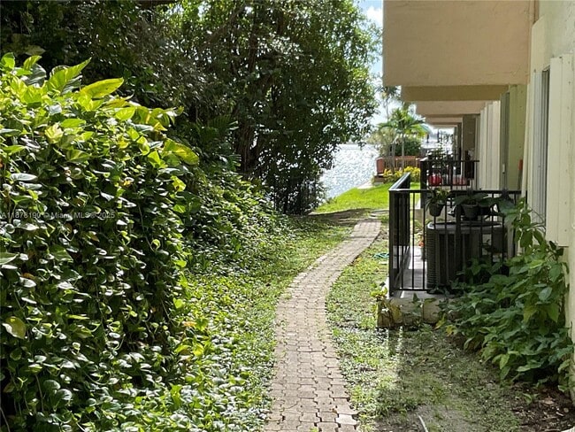 Building Photo - 2201 Brickell Ave