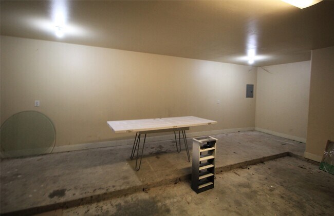 Building Photo - 4709 Scott St