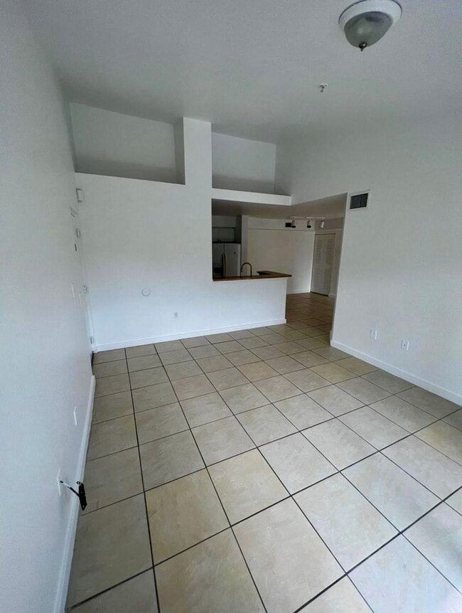 Building Photo - Beautiful 3-bedroom, 2-bath condo in Vista Trace