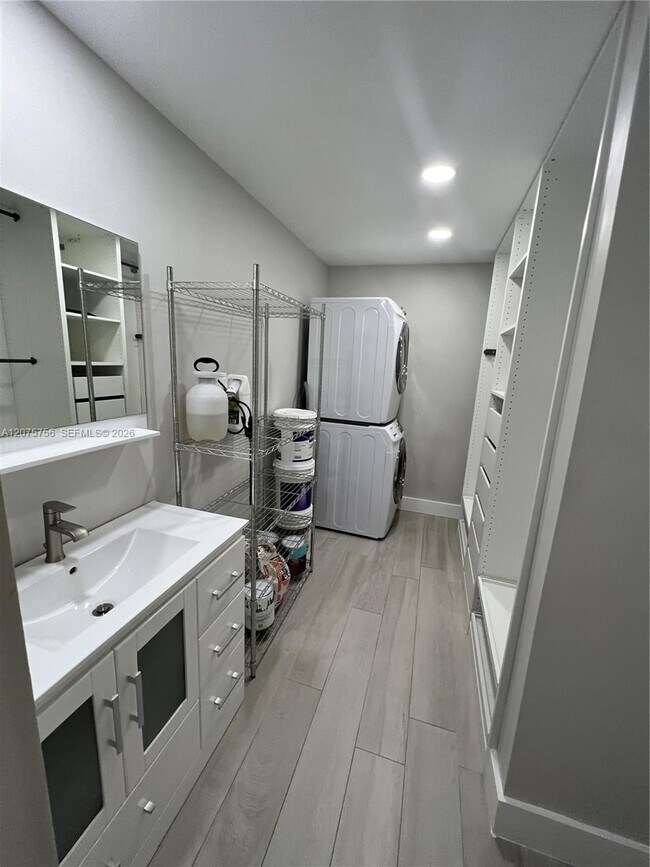 Building Photo - 15012 Royal Palm Ave