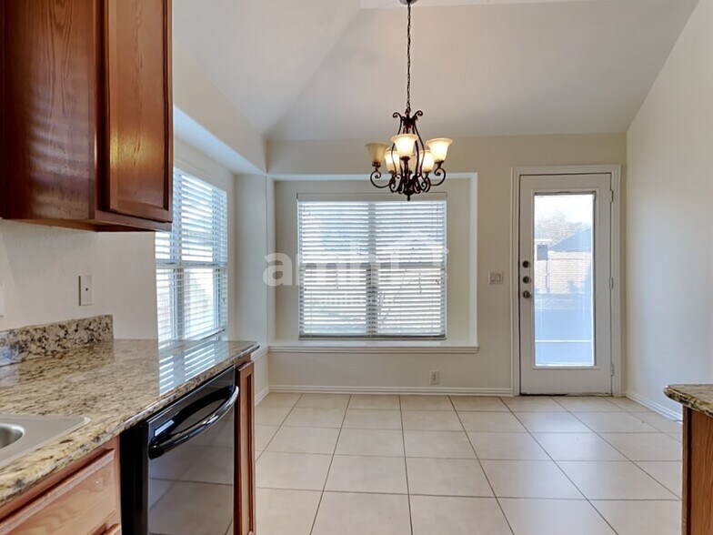 Building Photo - 625 Vickie St