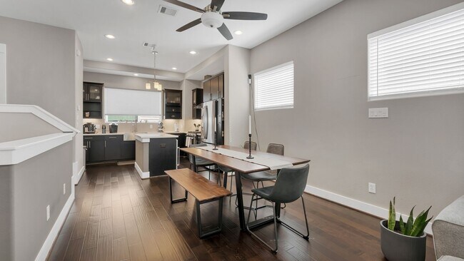 Building Photo - 607 Bayou St