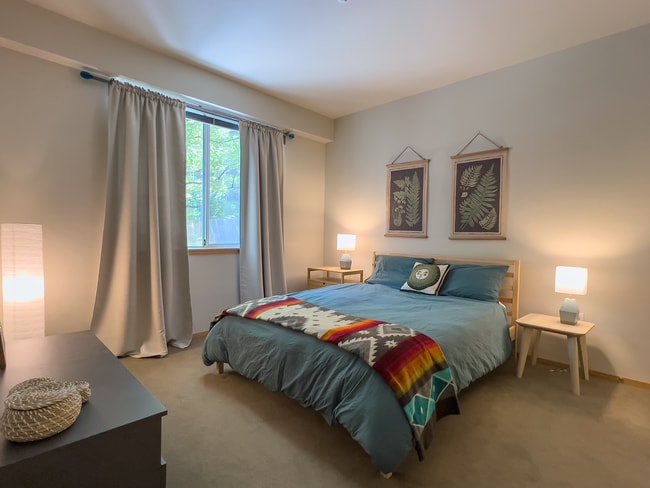 Building Photo - NW 1 Bed 1 Bath + a Den in the Pearl District! Includes W/D, Garage Parking and Storage!