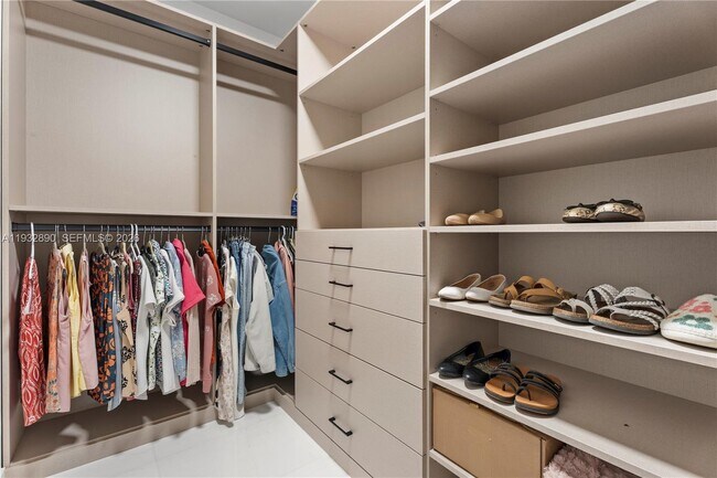 Building Photo - 300 Biscayne Blvd Way