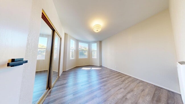 Building Photo - Gorgeous Remodeled 3BD/2BA with Parking & ...