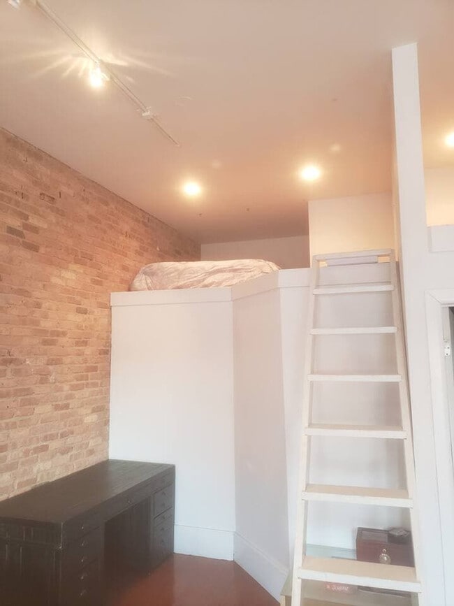 Building Photo - 1541 N Milwaukee Ave