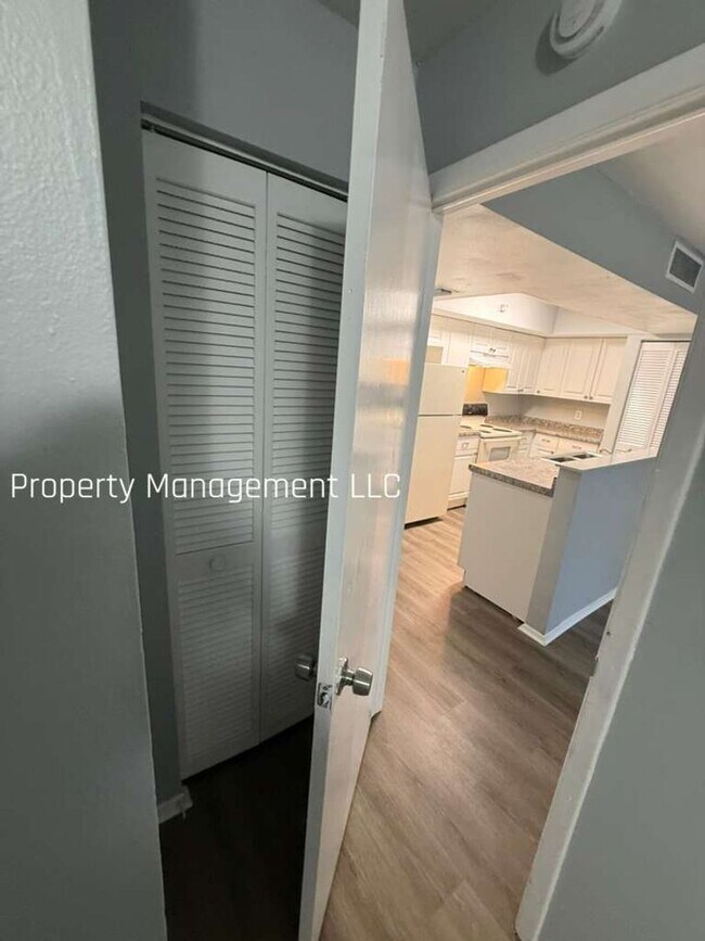 Building Photo - BEAUTIFUL REMODELED 3/2 IN CLEARWATER!! AVAILABLE FOR IMMEDIATE MOVE IN!!