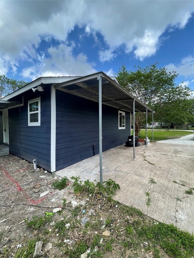 Building Photo - 2734 Ash Rd