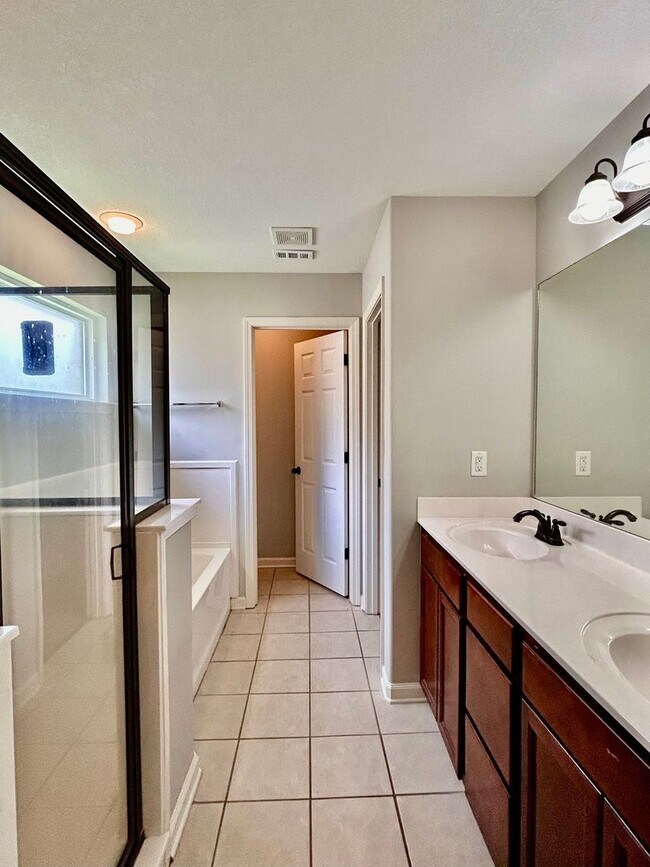 Building Photo - Charming newly renovated Home in Cordova, TN