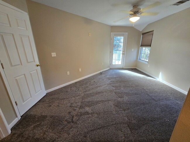 Building Photo - Fresh 2 bedroom, 2 bathroom condo located in Meadows on the Parkway in the heart of Boulder.