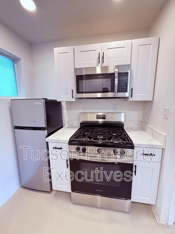 Building Photo - 810 N Alvernon Way