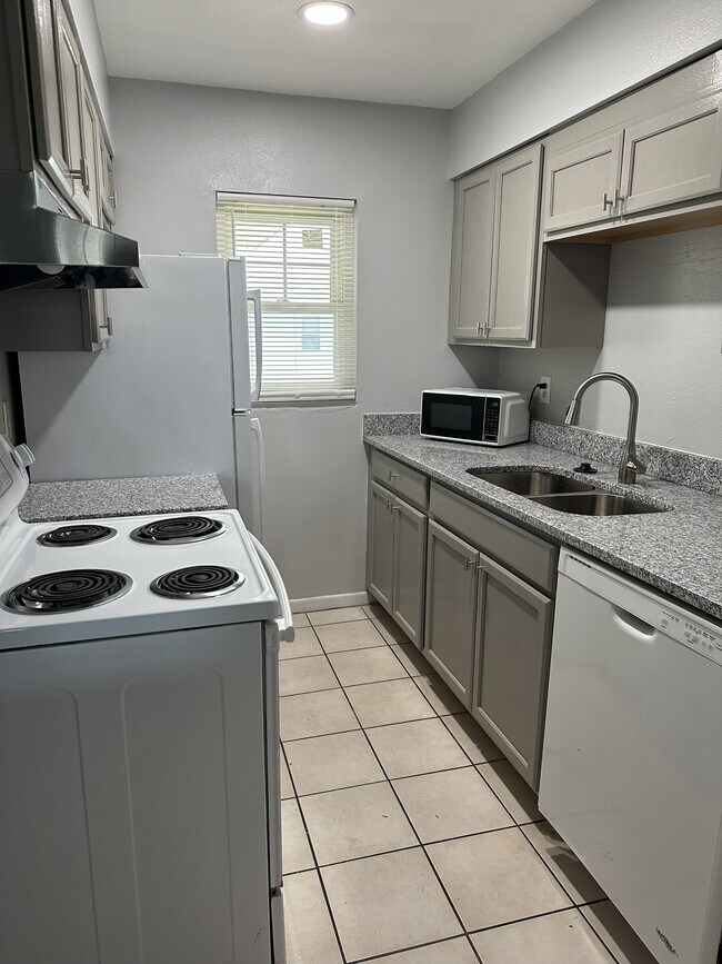 Building Photo - 836 Sky Lake Cir