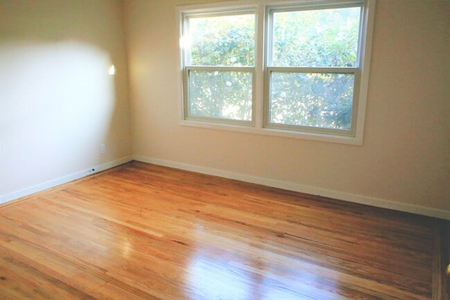Building Photo - Charming 2 Bed/1 Bath House with Yard and ...