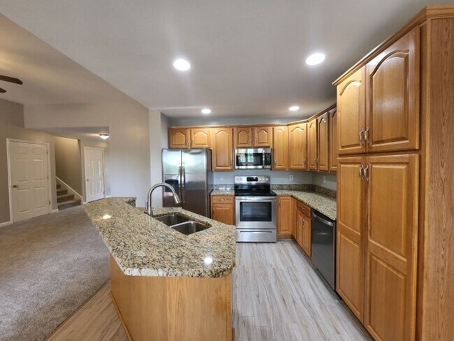 Building Photo - $1850 3 Beds 2.5 Bath + Bonus Room & Storm...