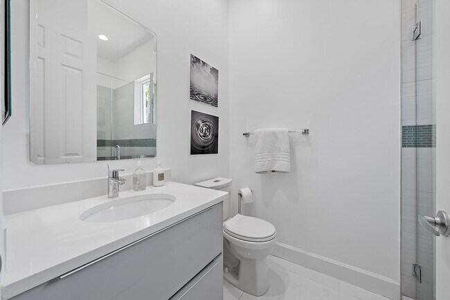 Building Photo - 8988 Lakes Blvd