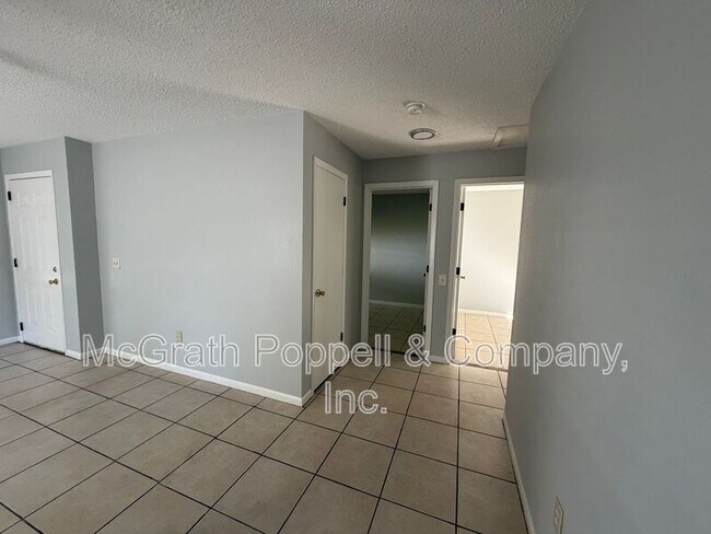 Building Photo - 1408 E Spencer St