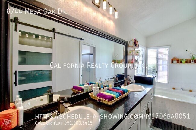Building Photo - 8744 Mesa Oak Dr
