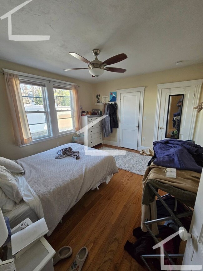 Building Photo - 9/1 No Fee! Spacious 3BR/2BA w/parking included!