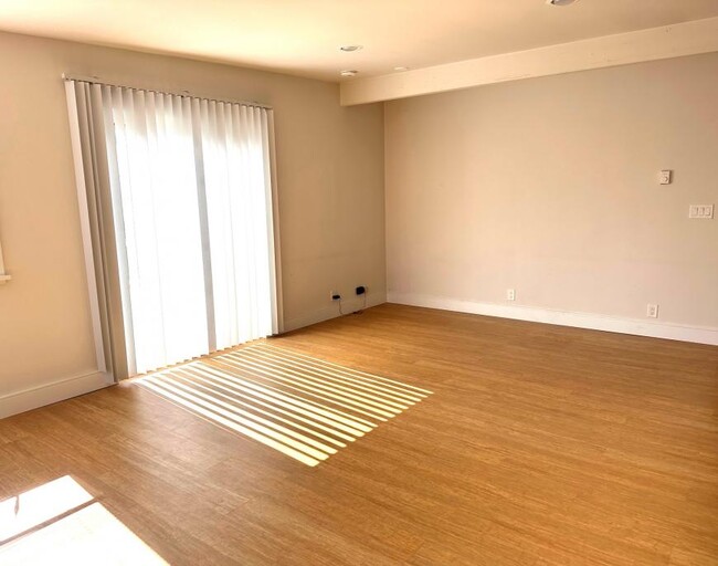 Building Photo - 2 bedroom in Seattle WA 98103