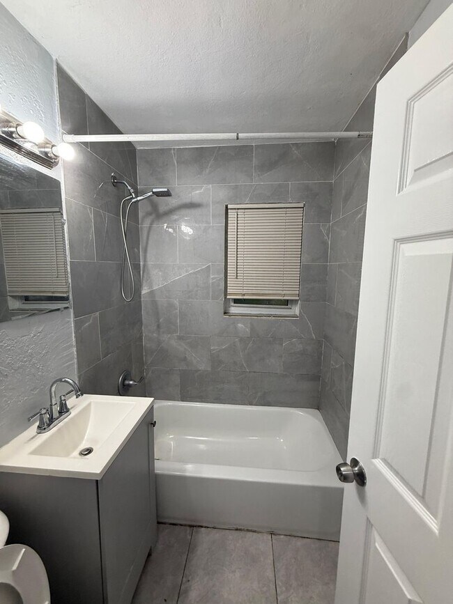 Building Photo - Fully Renovated 2/1 + Bonus Room Single Family Available Now!