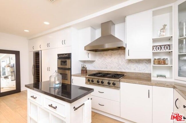 Primary Photo - 411 N Oakhurst Dr