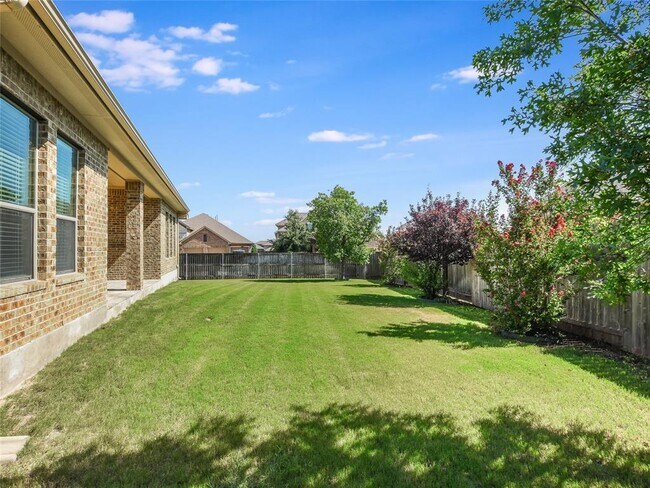Building Photo - 2508 Hilltop Divide Ln