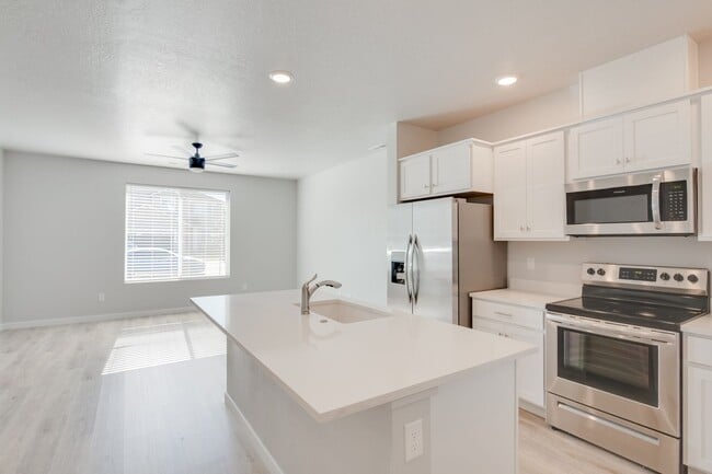 Building Photo - Baraya Townhomes: Modern Townhomes for Rent in Meridian, ID
