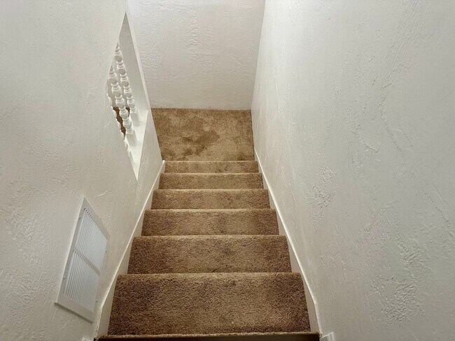 Building Photo - Fully Remodeled - 2/2 Townhome in Central ...