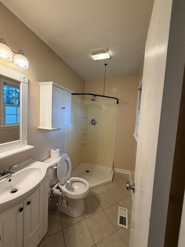 Building Photo - 120 Forrest Dr