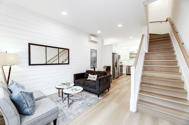 Building Photo - West Seattle Townhome w/ Rooftop Deck, Par...