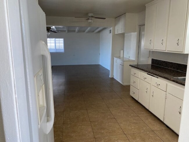 Building Photo - 3 bedroom house with breezy backyard and v...