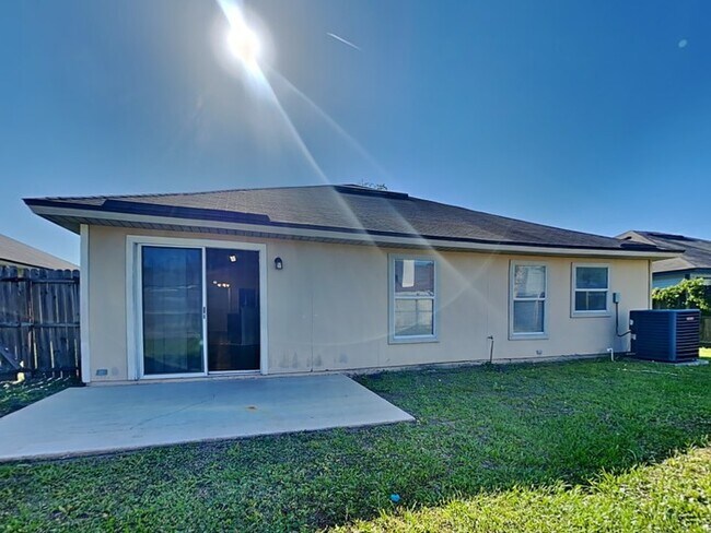 Building Photo - Spacious 4/2 with Fenced Yard