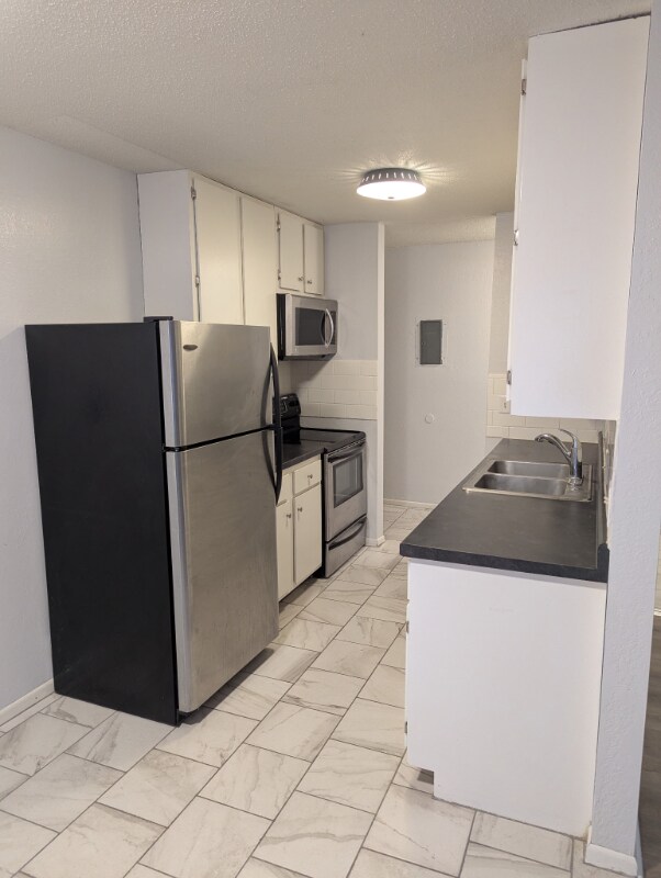 Building Photo - 300 Hopp Ave