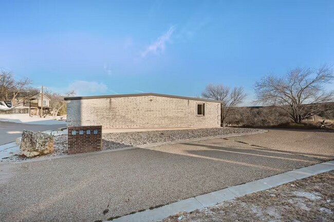 Building Photo - Fully Furnished Rental at Buffalo Springs Lake! All bills paid!