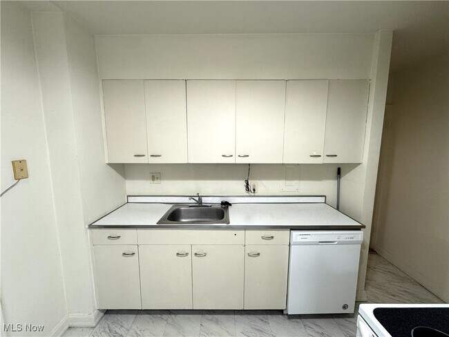 Building Photo - 11820 Edgewater Dr