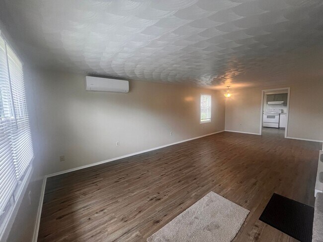 Building Photo - Remodeled Townhome Blocks from Penn State!