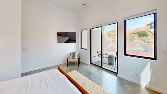 Building Photo - 2183 S Salida Del Sol