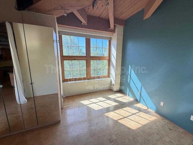 Building Photo - 1420 NW Lovejoy St